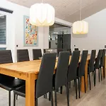 16 Person In Ansager-by Traum Ansager