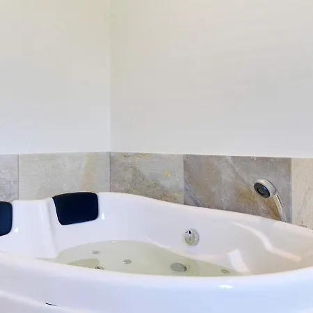 16 Person In Ansager-by Traum Ansager