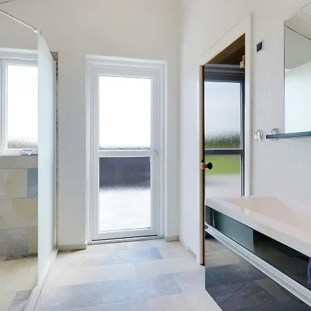 16 Person In Ansager-by Traum