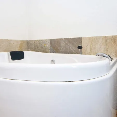 16 Person In Ansager-by Traum Ansager