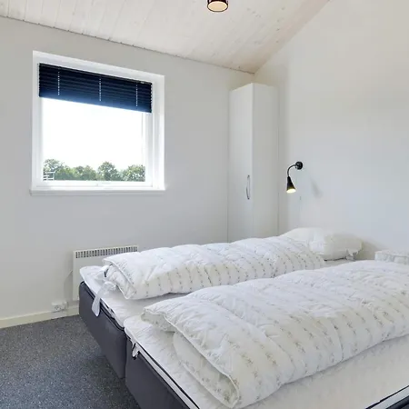 16 Person In Ansager-by Traum Ansager