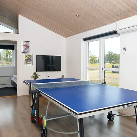 16 Person In Ansager-by Traum