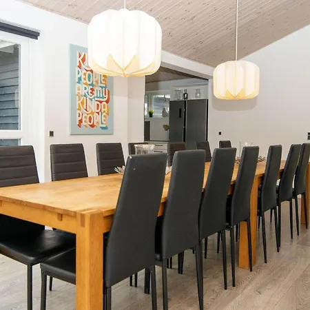 16 Person In Ansager-by Traum Ansager