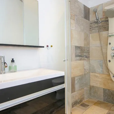 16 Person In Ansager-by Traum