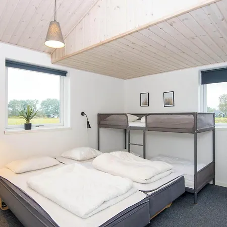 16 Person In Ansager-by Traum