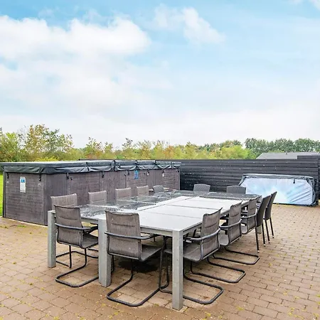 16 Person In Ansager-by Traum