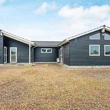 16 Person In Ansager-by Traum Ansager