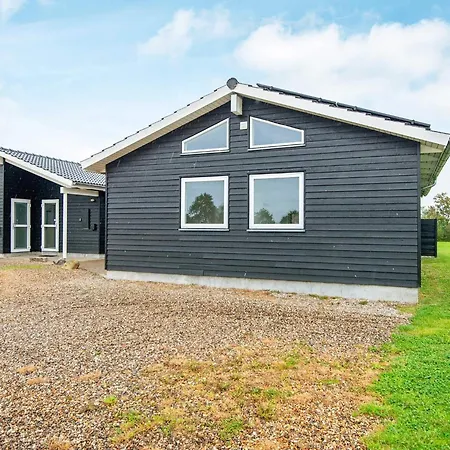 16 Person In Ansager-by Traum