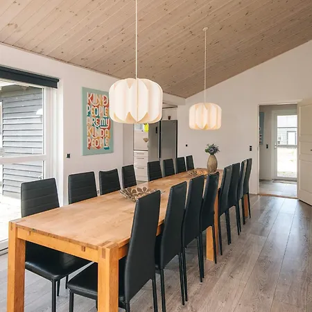 16 Person In Ansager-by Traum Ansager