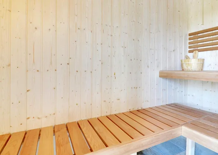 16 Person In Ansager-by Traum Nyaraló