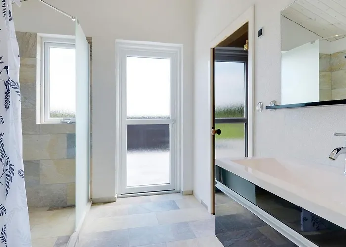 16 Person In Ansager-by Traum