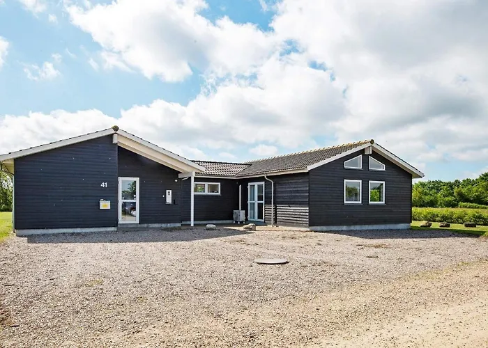 16 Person In Ansager-by Traum