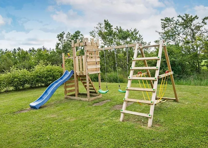 16 Person In Ansager-by Traum Ansager