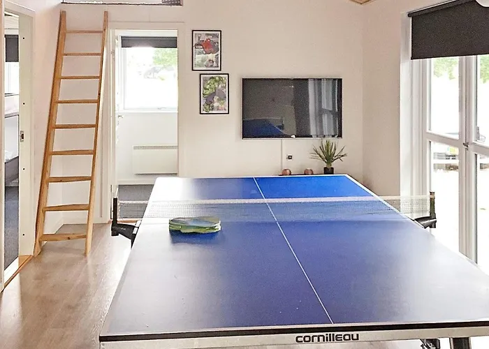 16 Person In Ansager-by Traum