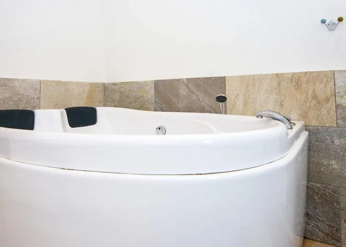 16 Person In Ansager-by Traum Ansager