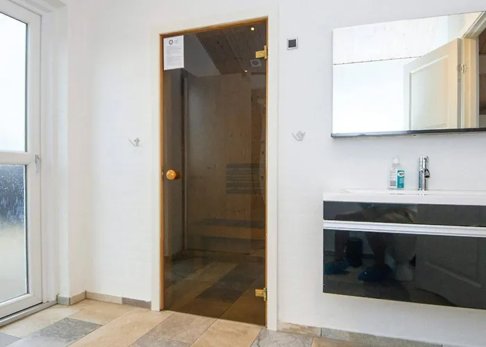 16 Person In Ansager-by Traum Nyaraló *