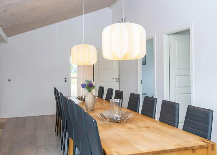 16 Person In Ansager-by Traum Ansager