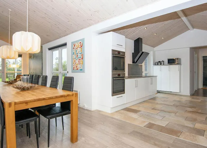 16 Person In Ansager-by Traum Nyaraló *