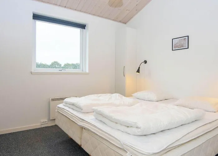 16 Person In Ansager-by Traum Nyaraló