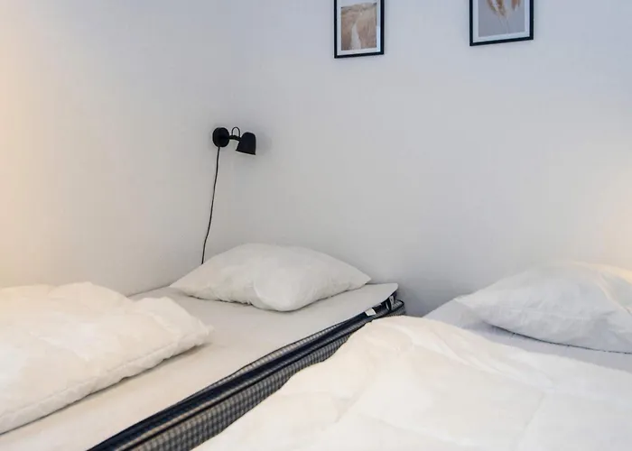 16 Person In Ansager-by Traum *