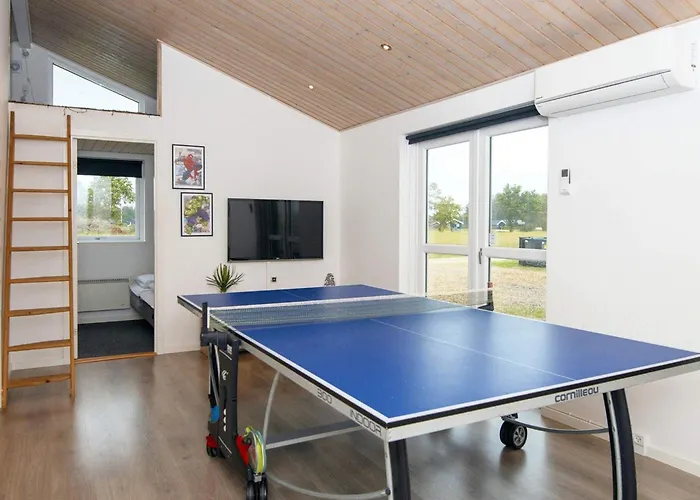 16 Person In Ansager-by Traum