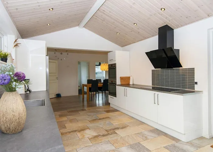 16 Person In Ansager-by Traum * Ansager