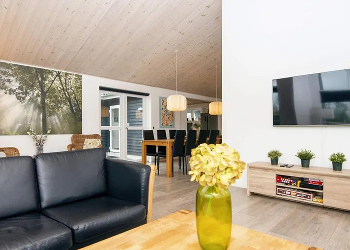 16 Person In Ansager-by Traum Nyaraló Ansager