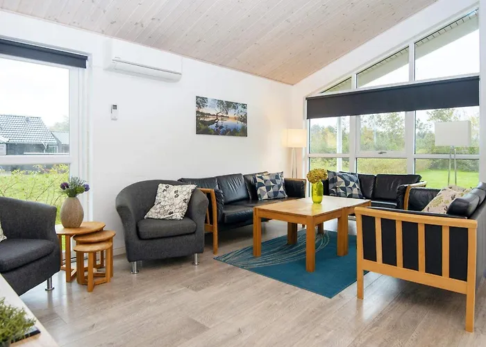 16 Person In Ansager-by Traum