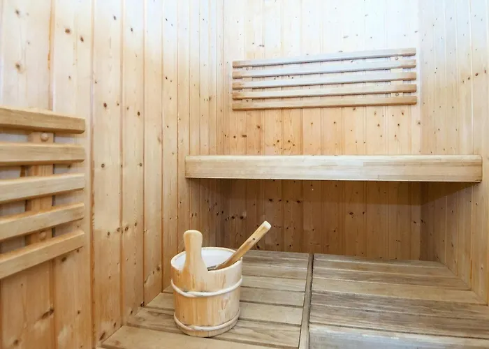 16 Person In Ansager-by Traum Nyaraló *