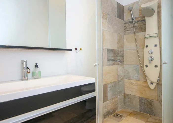 16 Person In Ansager-by Traum