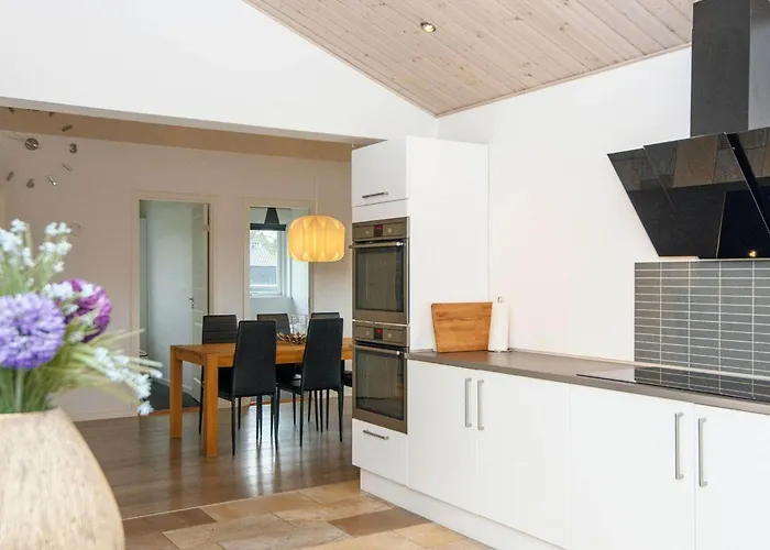 16 Person In Ansager-by Traum Nyaraló Ansager