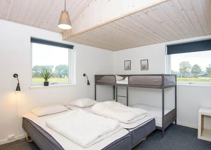 16 Person In Ansager-by Traum