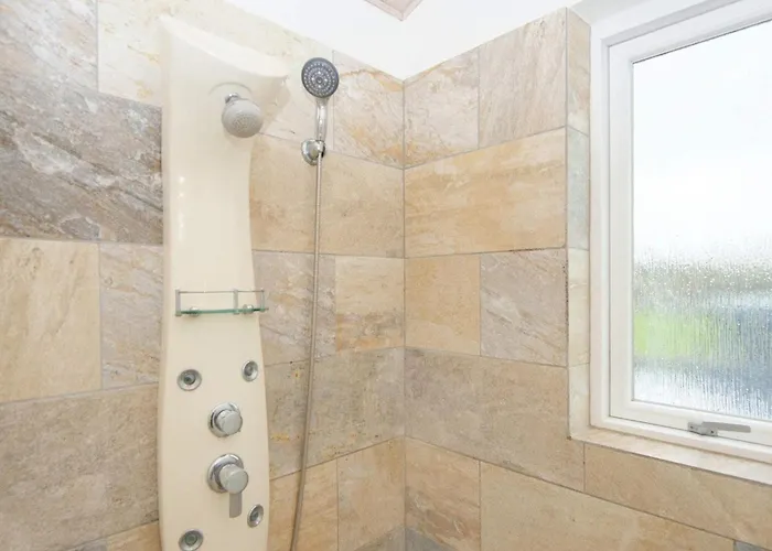 16 Person In Ansager-by Traum Ansager