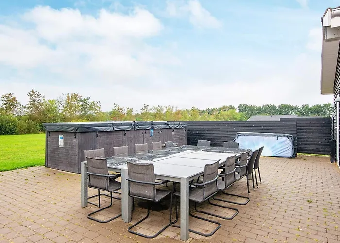 16 Person In Ansager-by Traum