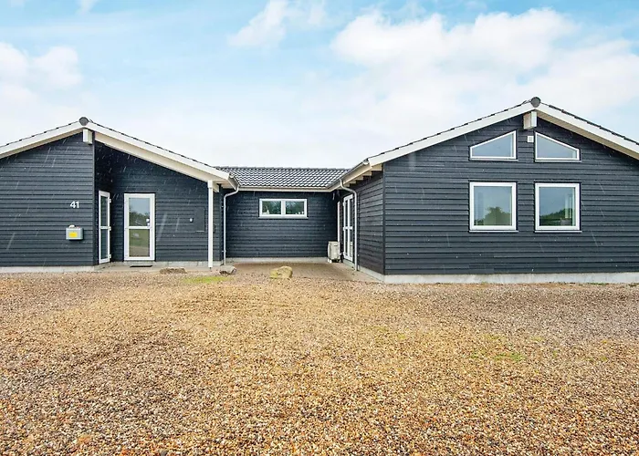 16 Person In Ansager-by Traum Ansager