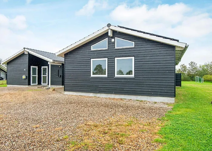 16 Person In Ansager-by Traum