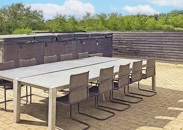 16 Person In Ansager-by Traum Nyaraló