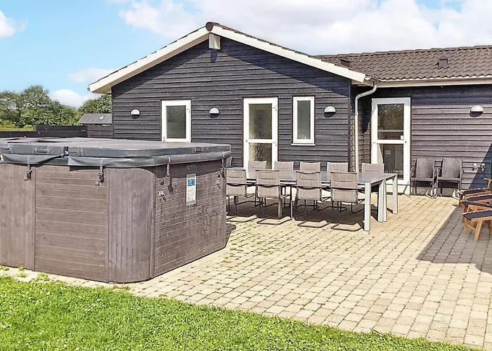 16 Person In Ansager-by Traum Nyaraló